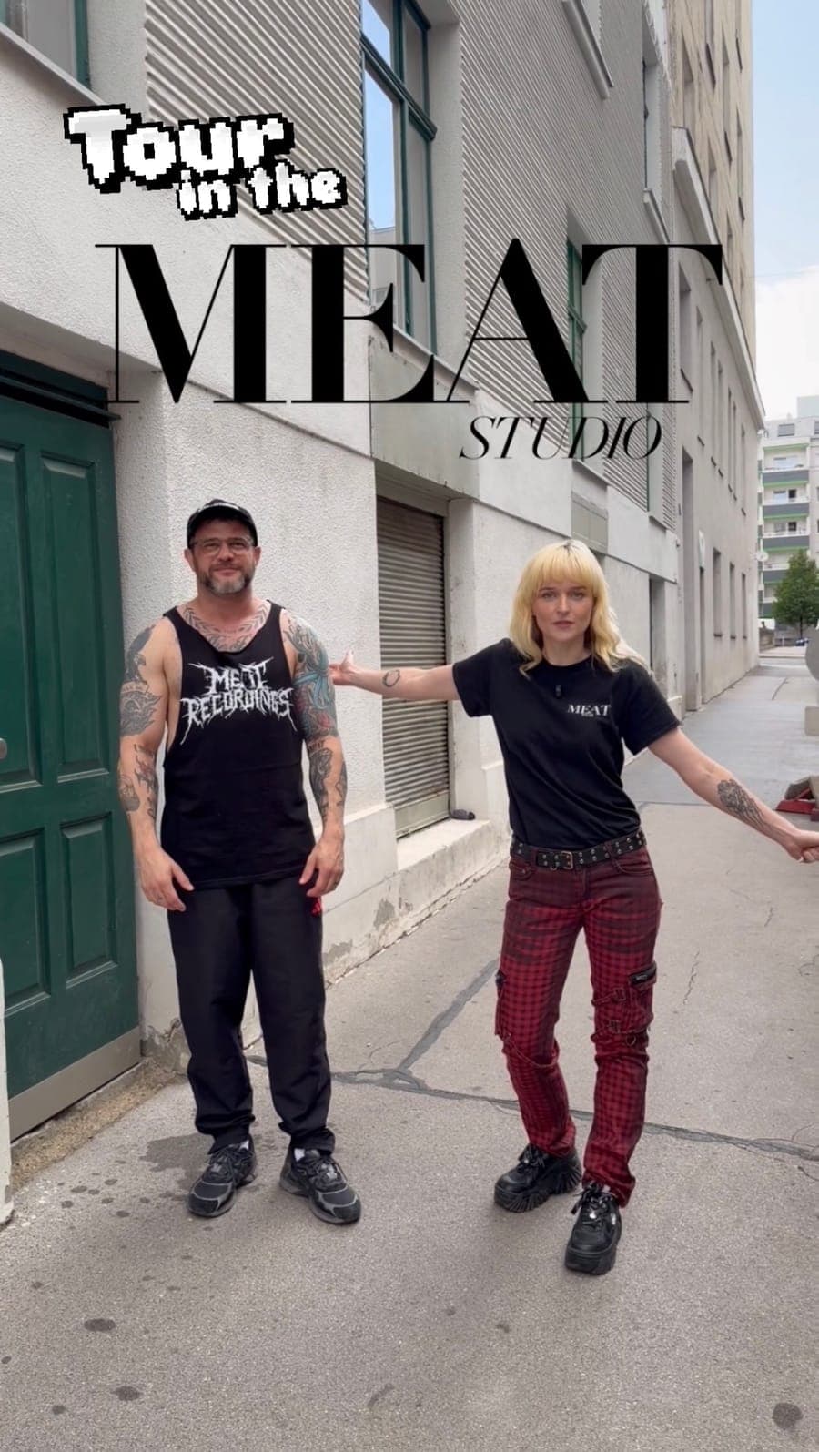 Vorschaubild der Studio-Tour: zwei Menschen stehen vor dem Eingang des Studios, darüber der Titel „Tour in the MEAT Studio“.