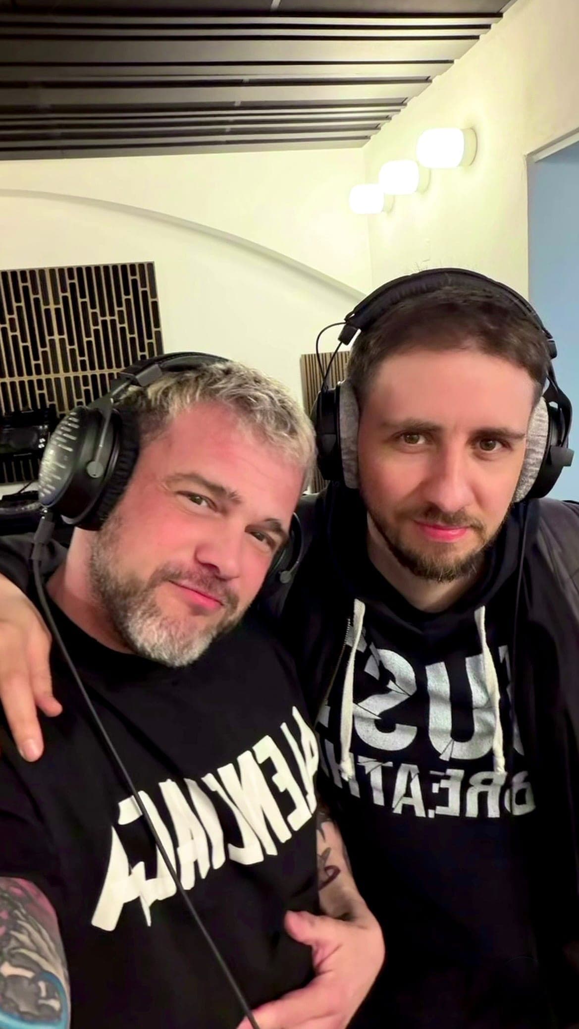 Gerald VDH und Gregor Schmidinger mit Kopfhörern bei der Podcast-Aufnahme im Studio.