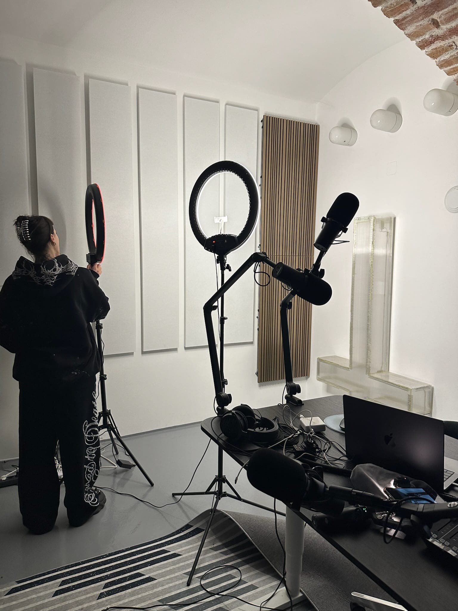 Der Aufbau für ein Shooting: zwei Ringlichter, Mikrofon und Kamera im leeren Raum.