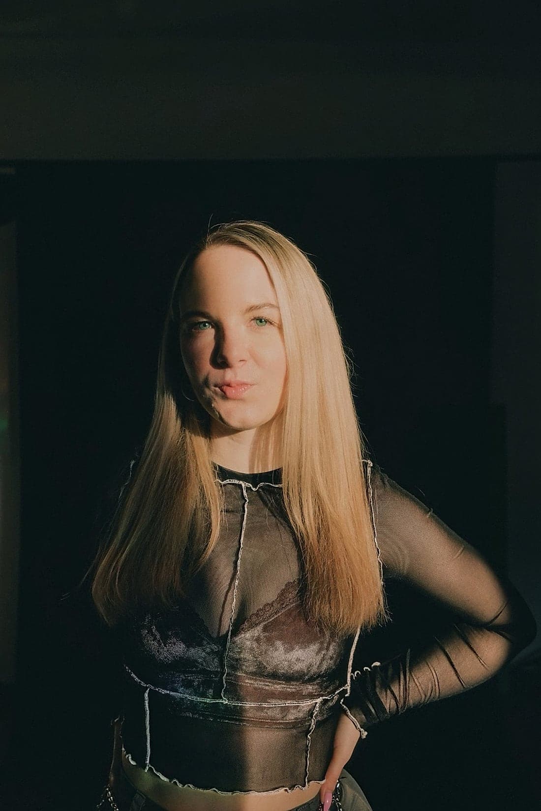Violetta im Halbdunkel, ein Streifen Licht auf dem Gesicht.