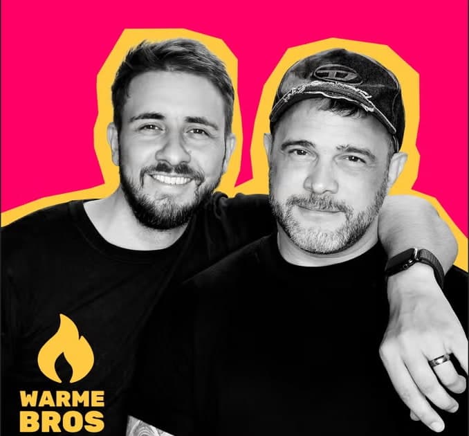 Das Titelbild des Podcasts: Gerald VDH und Gregor Schmidinger in Schwarzweiß vor pinkem Grund, dazu das Logo von Warme Bros.